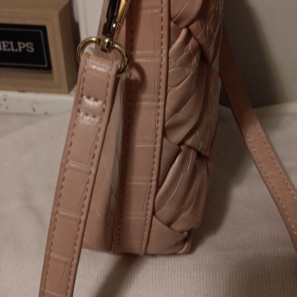 Like Dreams light pink crossbody. - Picture 4 of 14